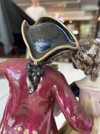Deux groupes, un milieu de table et une tasse et soucoupe en porcelaine polychrome de Saxe, Allemagne, 19&egrave;me/20&egrave;me si&egrave;cle