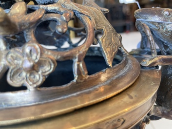Br&ucirc;le-parfum ajour&eacute;, un plat &agrave; d&eacute;cor grav&eacute; et trois vases en bronze, Chine, 19&egrave;me/20&egrave;me si&egrave;cle