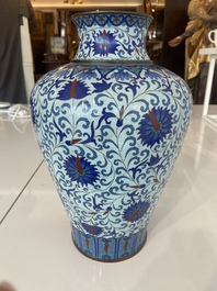 Vase de forme 'meiping', une verseuse et une bo&icirc;te couverte en &eacute;maux cloisonn&eacute;s, Chine, 19&egrave;me/20&egrave;me si&egrave;cle