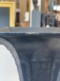 Br&ucirc;le-parfum ajour&eacute;, un plat &agrave; d&eacute;cor grav&eacute; et trois vases en bronze, Chine, 19&egrave;me/20&egrave;me si&egrave;cle