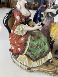 Deux groupes, un milieu de table et une tasse et soucoupe en porcelaine polychrome de Saxe, Allemagne, 19&egrave;me/20&egrave;me si&egrave;cle