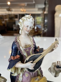 Deux groupes, un milieu de table et une tasse et soucoupe en porcelaine polychrome de Saxe, Allemagne, 19&egrave;me/20&egrave;me si&egrave;cle