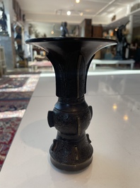 Br&ucirc;le-parfum ajour&eacute;, un plat &agrave; d&eacute;cor grav&eacute; et trois vases en bronze, Chine, 19&egrave;me/20&egrave;me si&egrave;cle