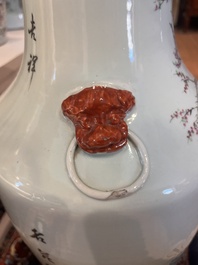 Twee Chinese famille rose vazen met geanimeerde sc&egrave;nes en een blauw-witte celadon vaas met boeddhistische symbolen, 19de/20ste eeuw