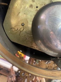 Een Franse Lodewijk XVI witmarmeren en verguld bronzen pendule, 18de/19de eeuw