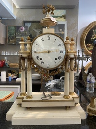 Een Franse Lodewijk XVI witmarmeren en verguld bronzen pendule, 18de/19de eeuw