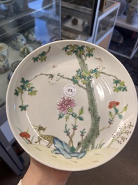 Quatre assiettes et un bol en porcelaine de Chine famille rose &agrave; d&eacute;cor floral et d'animaux, 19&egrave;me/20&egrave;me si&egrave;cle