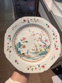 Six assiettes en porcelaine de Chine famille rose &agrave; d&eacute;cor de paysage fluvial anim&eacute;, Qianlong