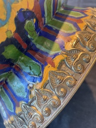 Grand bol sur piedouche en &eacute;maux cloisonn&eacute;s &agrave; d&eacute;cor 'Shou' sur fond jaune, 19&egrave;me/20&egrave;me si&egrave;cle