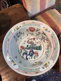 Een gevarieerde collectie Chinees famille rose en verte porselein met geanimeerde sc&egrave;nes en vogels tussen bloesemtakken, 19de/20ste eeuw