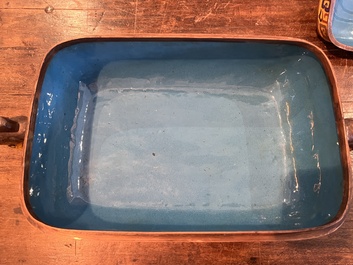 Importante bo&icirc;te couverte de forme rectangulaire en &eacute;maux cloisonn&eacute;s &agrave; fond jaune, Chine, 19&egrave;me si&egrave;cle