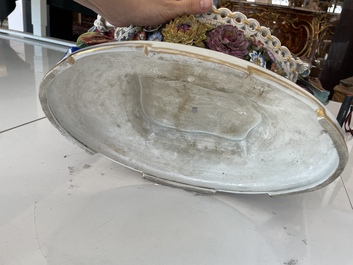 Deux groupes, un milieu de table et une tasse et soucoupe en porcelaine polychrome de Saxe, Allemagne, 19&egrave;me/20&egrave;me si&egrave;cle
