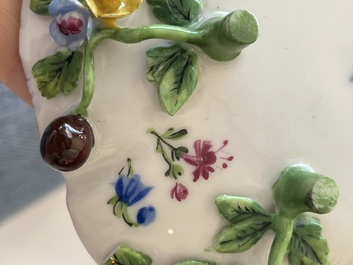 Deux groupes, un milieu de table et une tasse et soucoupe en porcelaine polychrome de Saxe, Allemagne, 19&egrave;me/20&egrave;me si&egrave;cle