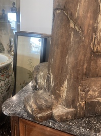 Sculpture de Luohan en bois sculpt&eacute; avec des traces de polychromie, 19&egrave;me si&egrave;cle