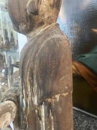 Sculpture de Luohan en bois sculpt&eacute; avec des traces de polychromie, 19&egrave;me si&egrave;cle
