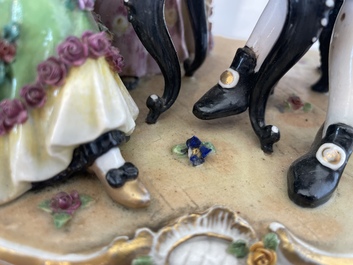 Deux groupes, un milieu de table et une tasse et soucoupe en porcelaine polychrome de Saxe, Allemagne, 19&egrave;me/20&egrave;me si&egrave;cle