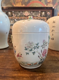 Twee Chinese famille rose vazen, een dekselkom en twee kommen, 19de/20ste eeuw