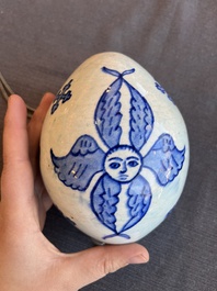 Ornement de forme ovale bleu et blanc et une paire polychrome, Kutahya, Turquie, 18&egrave;me/19&egrave;me si&egrave;cle