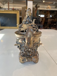 Br&ucirc;le-parfum ajour&eacute;, un plat &agrave; d&eacute;cor grav&eacute; et trois vases en bronze, Chine, 19&egrave;me/20&egrave;me si&egrave;cle