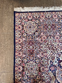 Een Perzisch Kerman (Kirman) tapijt met floraal decor, wol op katoen, 20ste eeuw