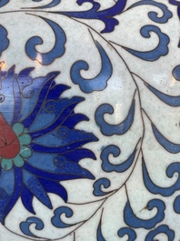 Vase de forme 'meiping', une verseuse et une bo&icirc;te couverte en &eacute;maux cloisonn&eacute;s, Chine, 19&egrave;me/20&egrave;me si&egrave;cle