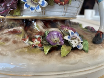 Deux groupes, un milieu de table et une tasse et soucoupe en porcelaine polychrome de Saxe, Allemagne, 19&egrave;me/20&egrave;me si&egrave;cle