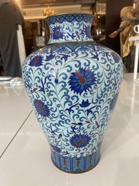 Vase de forme 'meiping', une verseuse et une bo&icirc;te couverte en &eacute;maux cloisonn&eacute;s, Chine, 19&egrave;me/20&egrave;me si&egrave;cle