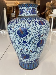 Vase de forme 'meiping', une verseuse et une bo&icirc;te couverte en &eacute;maux cloisonn&eacute;s, Chine, 19&egrave;me/20&egrave;me si&egrave;cle
