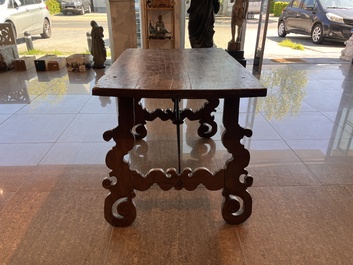 Table en noyer aux raccords en fer forg&eacute;, Espagne, 18&egrave;me si&egrave;cle