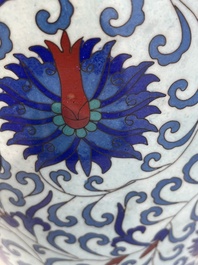 Vase de forme 'meiping', une verseuse et une bo&icirc;te couverte en &eacute;maux cloisonn&eacute;s, Chine, 19&egrave;me/20&egrave;me si&egrave;cle