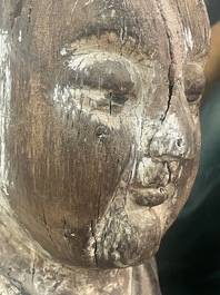 Sculpture de Luohan en bois sculpt&eacute; avec des traces de polychromie, 19&egrave;me si&egrave;cle