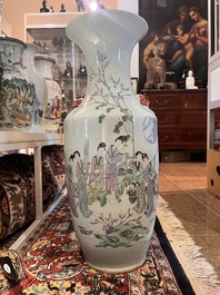 Twee Chinese famille rose vazen met geanimeerde sc&egrave;nes en een blauw-witte celadon vaas met boeddhistische symbolen, 19de/20ste eeuw