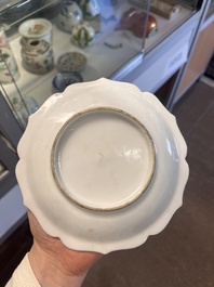 Quatre assiettes et un bol en porcelaine de Chine famille rose &agrave; d&eacute;cor floral et d'animaux, 19&egrave;me/20&egrave;me si&egrave;cle