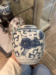 Collection vari&eacute;e en porcelaine de Chine bleu et blanc, Ming
