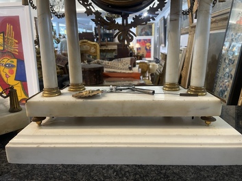 Een Franse Lodewijk XVI witmarmeren en verguld bronzen pendule, 18de/19de eeuw