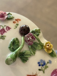 Deux groupes, un milieu de table et une tasse et soucoupe en porcelaine polychrome de Saxe, Allemagne, 19&egrave;me/20&egrave;me si&egrave;cle