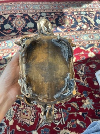 Br&ucirc;le-parfum ajour&eacute;, un plat &agrave; d&eacute;cor grav&eacute; et trois vases en bronze, Chine, 19&egrave;me/20&egrave;me si&egrave;cle