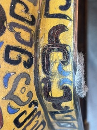 Importante bo&icirc;te couverte de forme rectangulaire en &eacute;maux cloisonn&eacute;s &agrave; fond jaune, Chine, 19&egrave;me si&egrave;cle