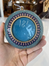 Vase de forme 'meiping', une verseuse et une bo&icirc;te couverte en &eacute;maux cloisonn&eacute;s, Chine, 19&egrave;me/20&egrave;me si&egrave;cle