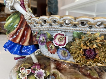 Deux groupes, un milieu de table et une tasse et soucoupe en porcelaine polychrome de Saxe, Allemagne, 19&egrave;me/20&egrave;me si&egrave;cle