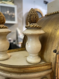 Een Franse Lodewijk XVI witmarmeren en verguld bronzen pendule, 18de/19de eeuw