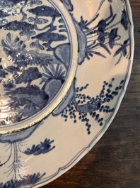 Grand plat en porcelaine de Chine bleu et blanc dit 'de Swatow' &agrave; d&eacute;cor de deux cerfs, Ming