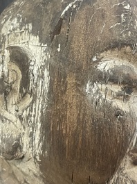 Sculpture de Luohan en bois sculpt&eacute; avec des traces de polychromie, 19&egrave;me si&egrave;cle