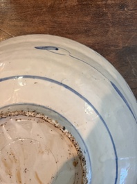 Grand plat en porcelaine de Chine bleu et blanc dit 'de Swatow' &agrave; d&eacute;cor de deux cerfs, Ming