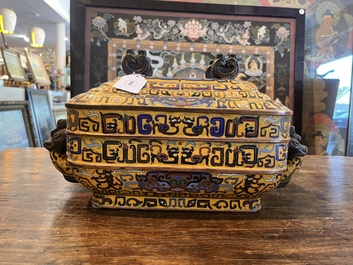 Importante bo&icirc;te couverte de forme rectangulaire en &eacute;maux cloisonn&eacute;s &agrave; fond jaune, Chine, 19&egrave;me si&egrave;cle