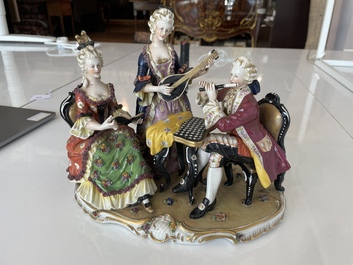 Deux groupes, un milieu de table et une tasse et soucoupe en porcelaine polychrome de Saxe, Allemagne, 19&egrave;me/20&egrave;me si&egrave;cle