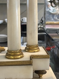 Een Franse Lodewijk XVI witmarmeren en verguld bronzen pendule, 18de/19de eeuw