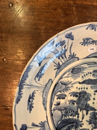 Grand plat en porcelaine de Chine bleu et blanc dit 'de Swatow' &agrave; d&eacute;cor de deux cerfs, Ming