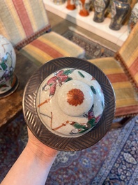 Een gevarieerde collectie Chinees famille rose en verte porselein met geanimeerde sc&egrave;nes en vogels tussen bloesemtakken, 19de/20ste eeuw