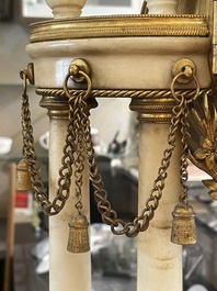 Een Franse Lodewijk XVI witmarmeren en verguld bronzen pendule, 18de/19de eeuw